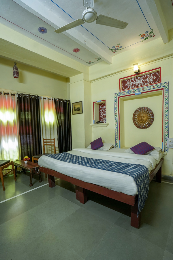 the lake view hotel on lake pichola