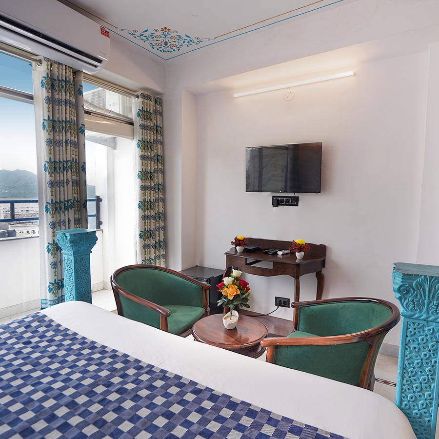 the lake view hotel on lake pichola