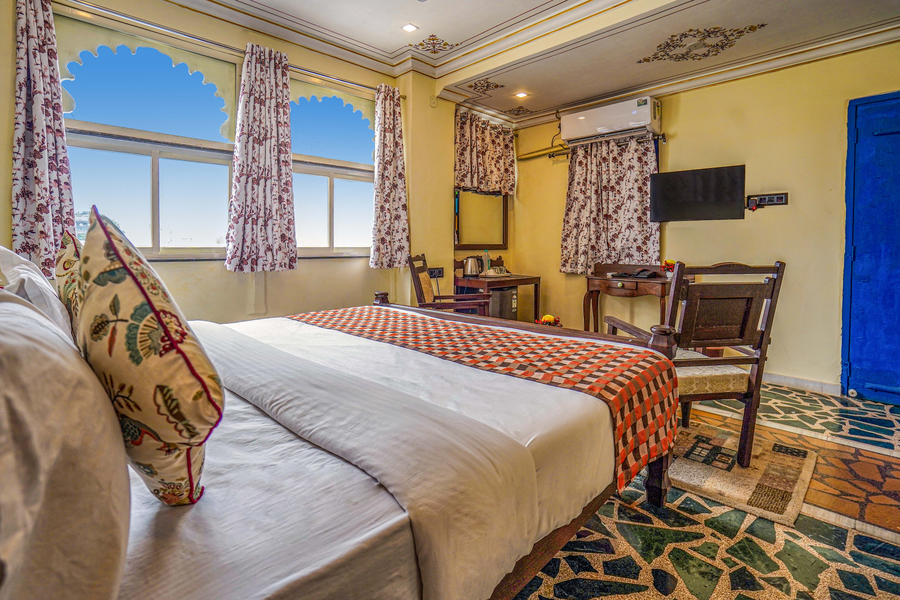 the lake view hotel on lake pichola
