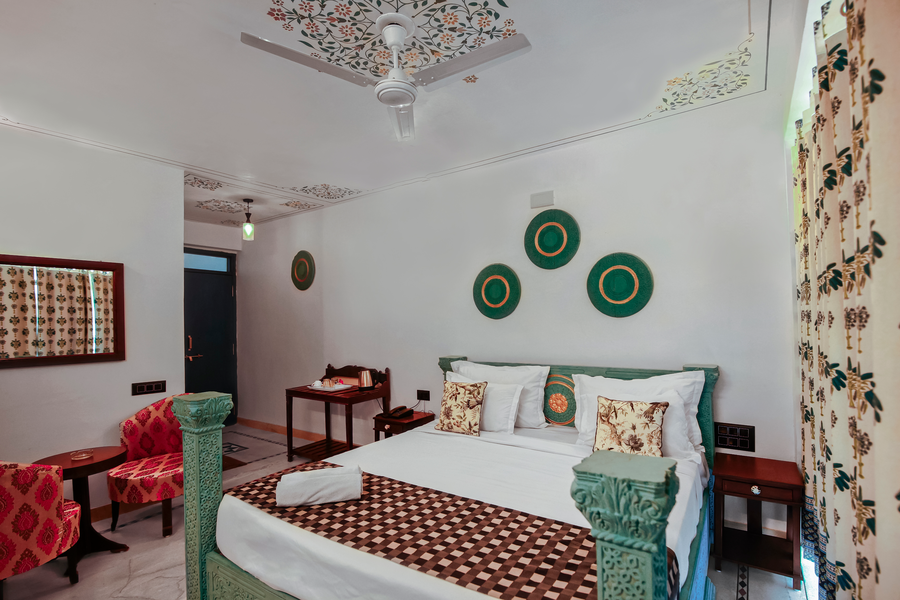 the lake view hotel on lake pichola