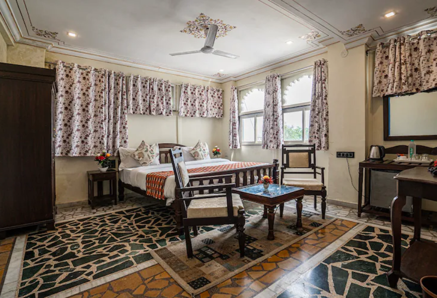 the lake view hotel on lake pichola