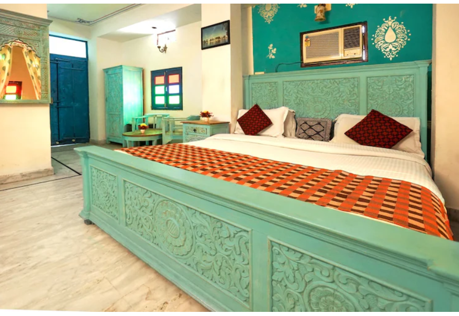 the lake view hotel on lake pichola