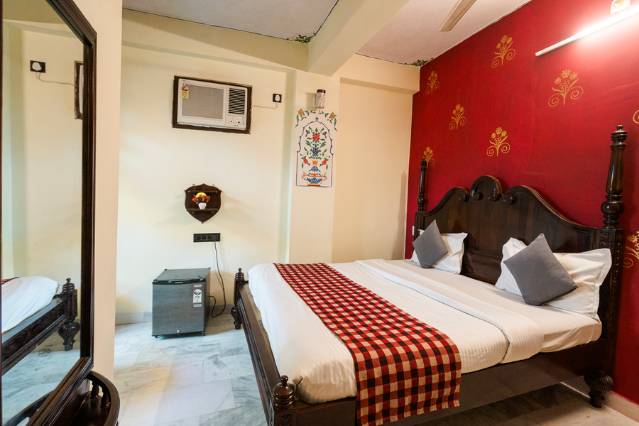 the lake view hotel on lake pichola