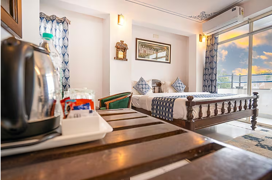 the lake view hotel on lake pichola