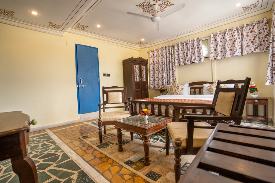 the lake view hotel on lake pichola