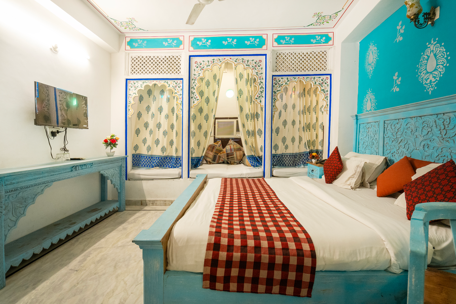 the lake view hotel on lake pichola