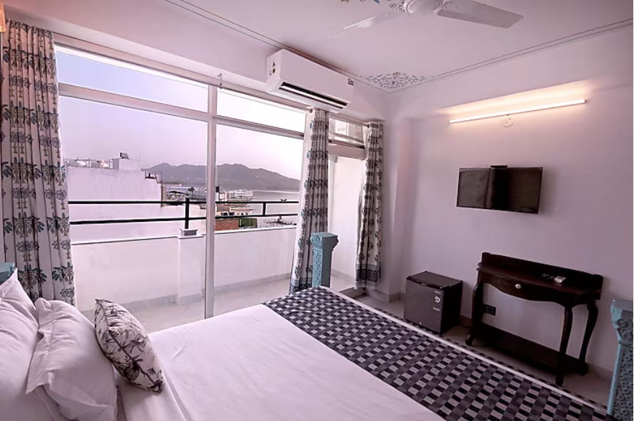 the lake view hotel on lake pichola