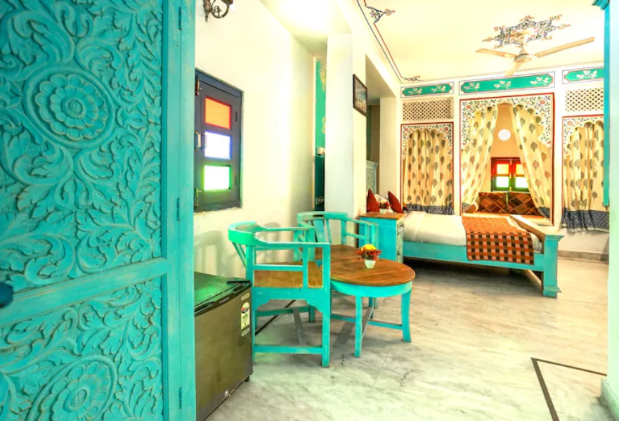 the lake view hotel on lake pichola