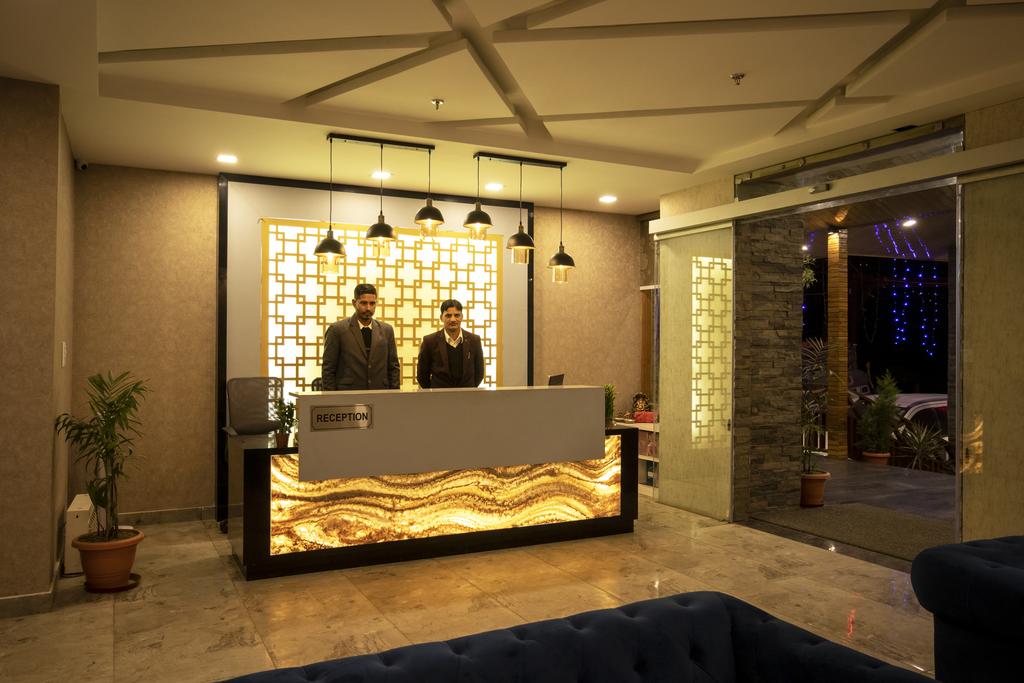 Royal Mansion,Bhuntar>>Bajaura,3.5 star