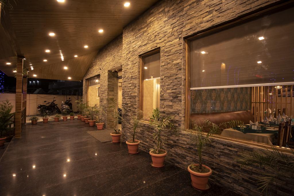 Royal Mansion,Bhuntar>>Bajaura,3.5 star