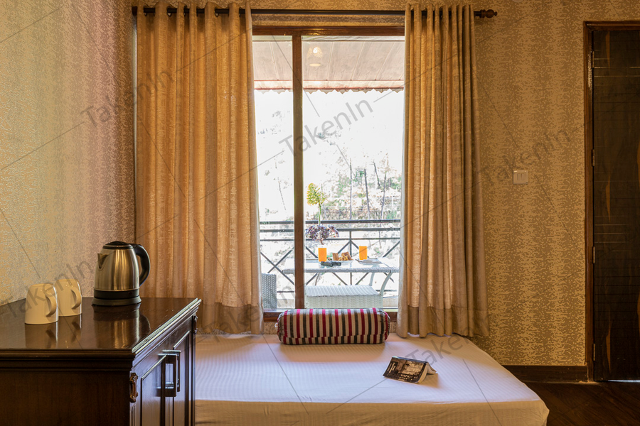 maple resort chail