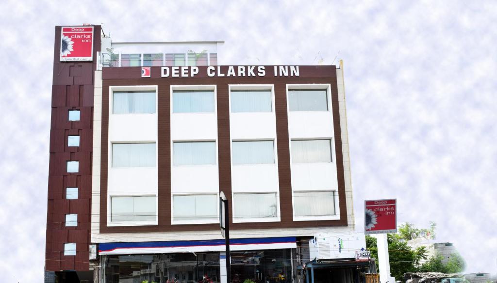 Hotel Deep Clarks Inn Lucknow