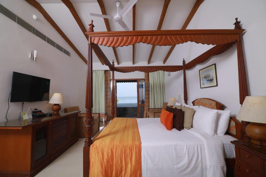 lemon tree vembanad lake resort kerala