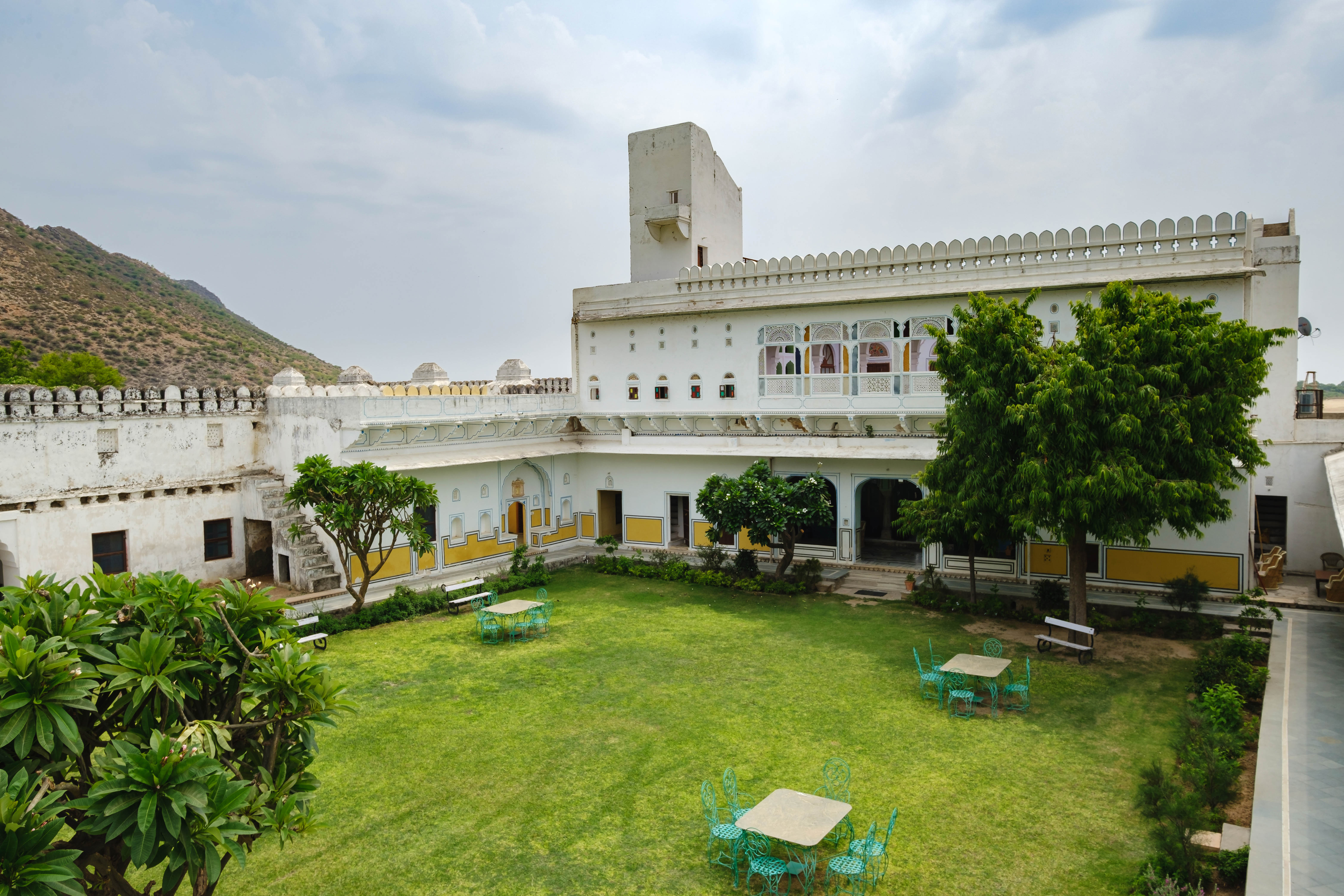 Rajmahal Palace - Kanota Hotels Near Bisalpur Dam