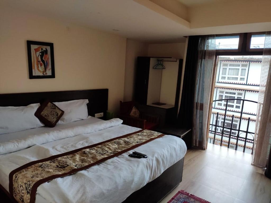 hotel the narayani continental