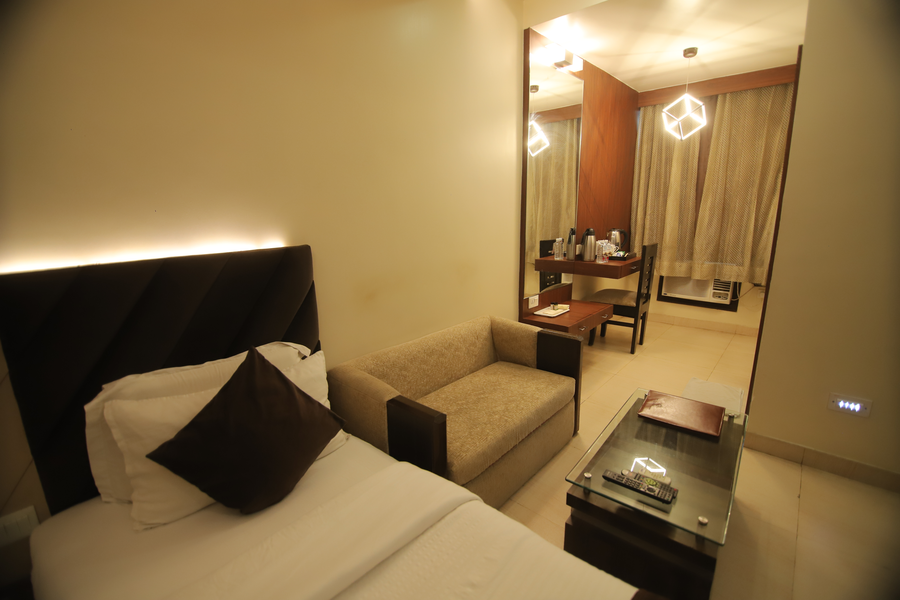 hotel ravisha continental