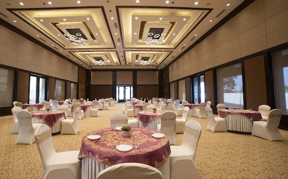 Hotel Rajhans Abhinandan,Narmadapuram Road,3 star