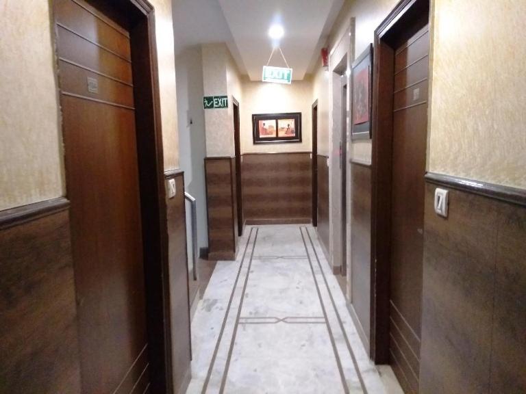 Hotel Golden Wings @2 Minute Walk From New Delhi Railway Station,Paharganj,3 star