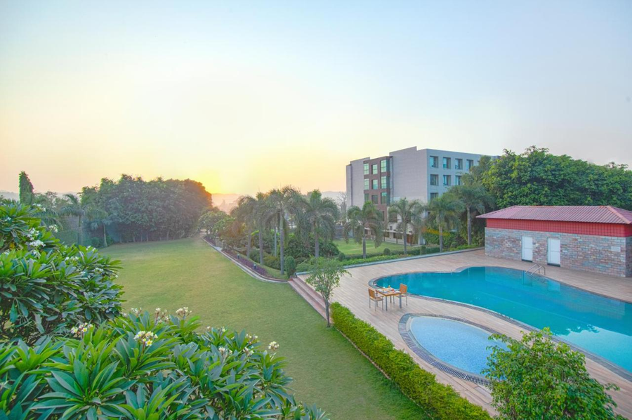 Lemon Tree Hotel Baddi,Sandholi,4 star