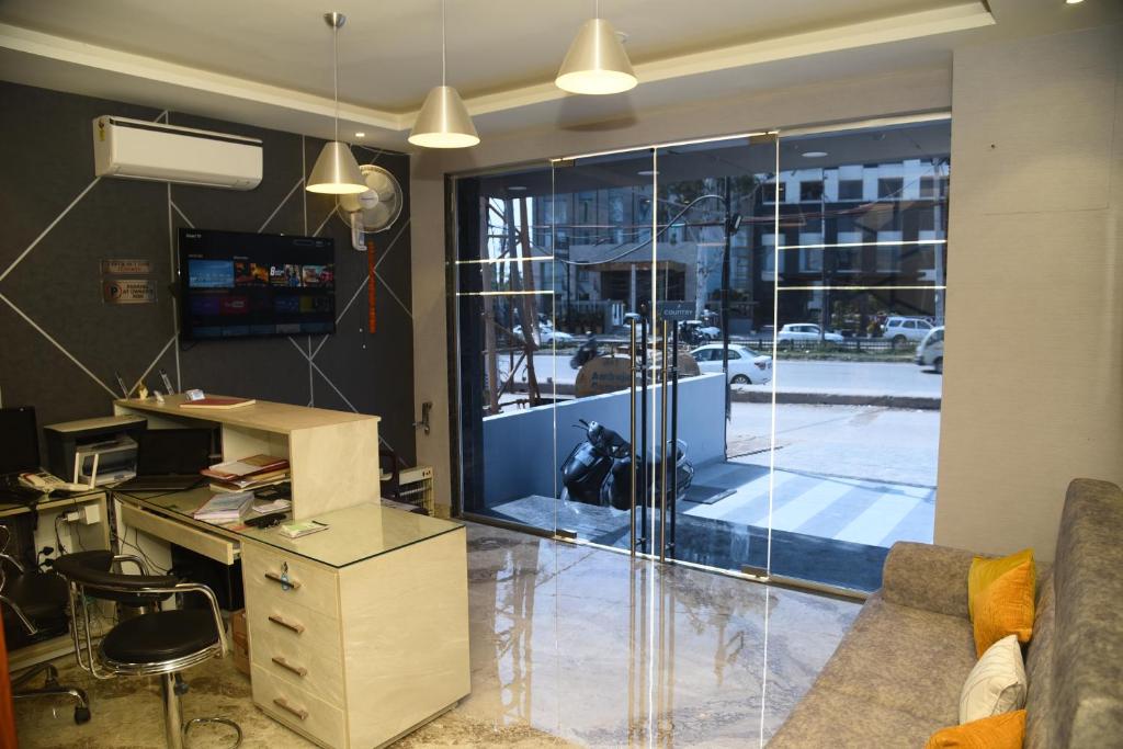 Hotel Hamilton,Chandigarh Rd,3 star