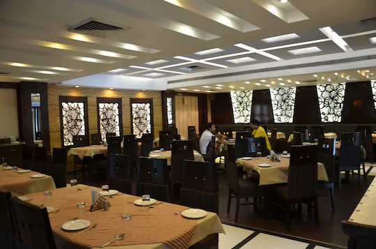 Hotel Raj Continental,Ina Colony,3 star