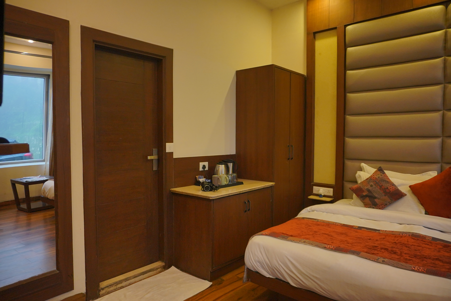 the kenilworth mussoorie by stotrak on mall road with on site parking