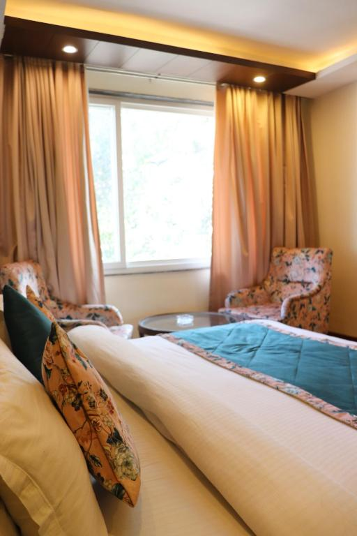 the kenilworth mussoorie by stotrak on mall road with on site parking