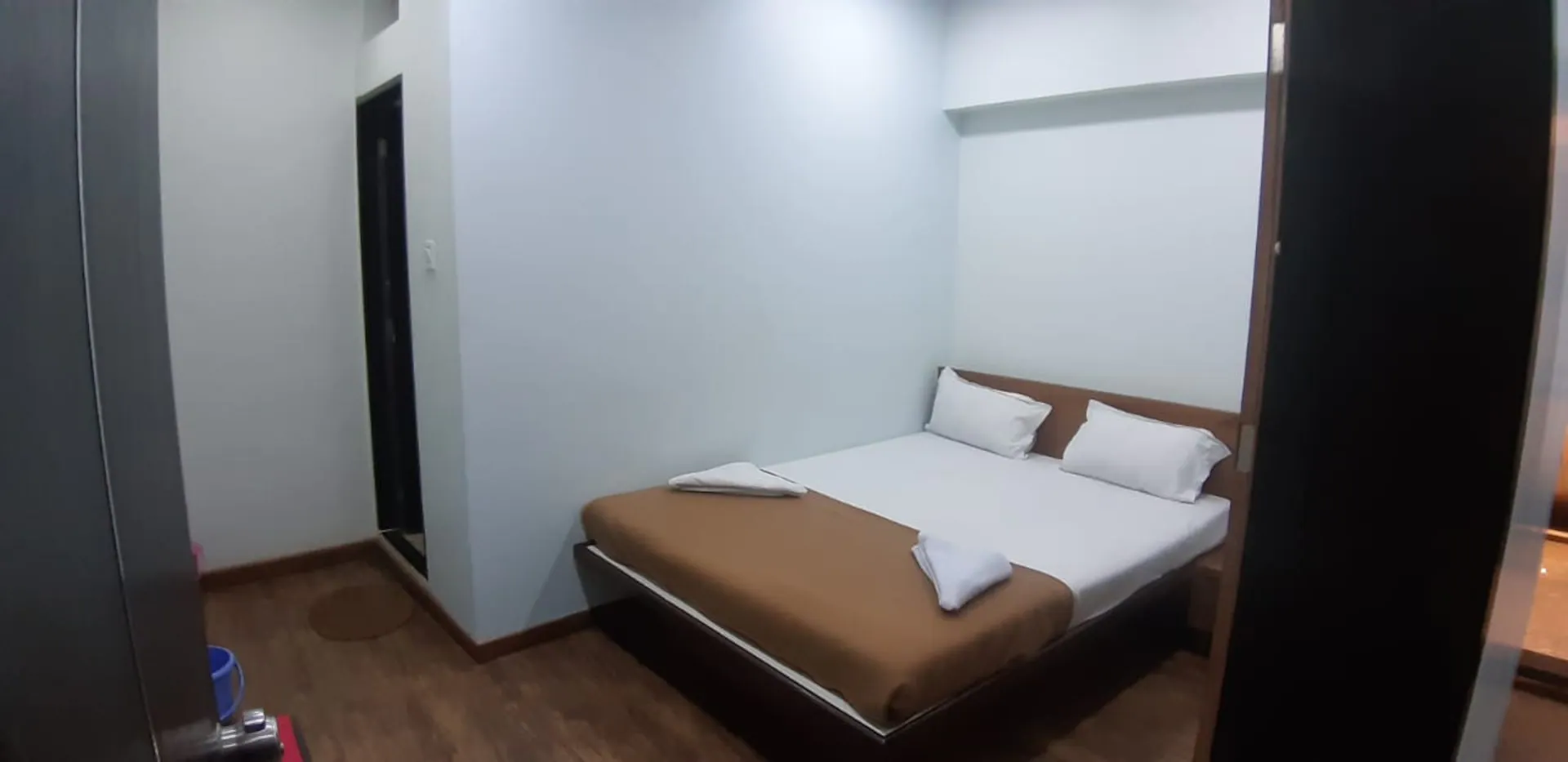 rajhuns deluxe lodging kolhapur