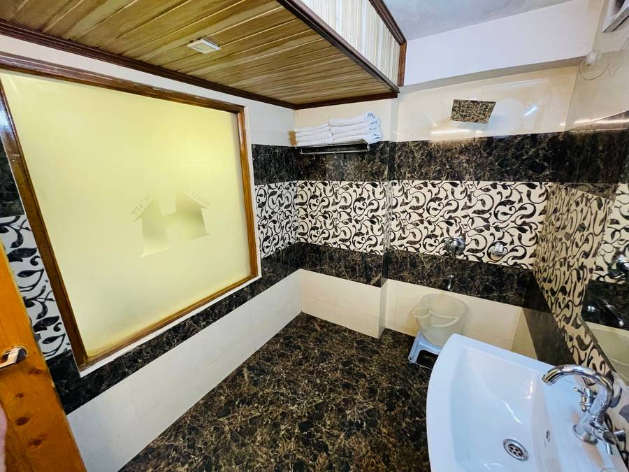 hotel himalayan escape