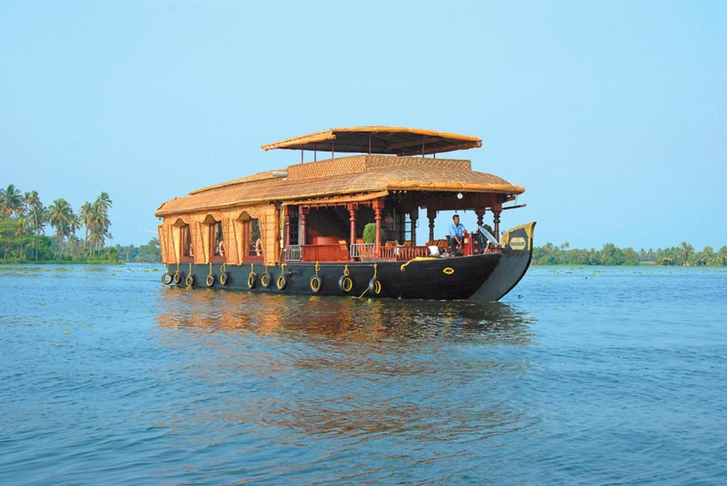 sterling houseboats lake palace alleppey