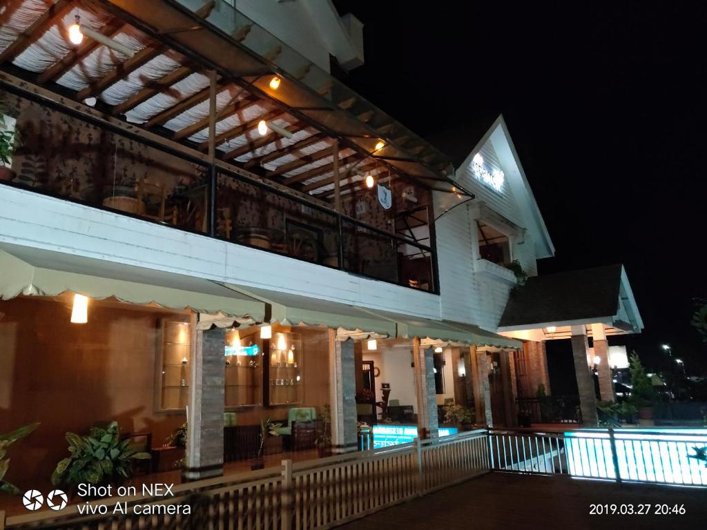 Red Sparrow Hotels & Resorts,Moolakadai,3 star