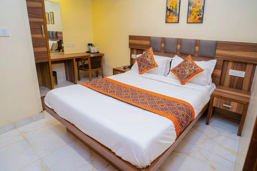 hotel golden oasis 4 minute walk from new delhi railway station
