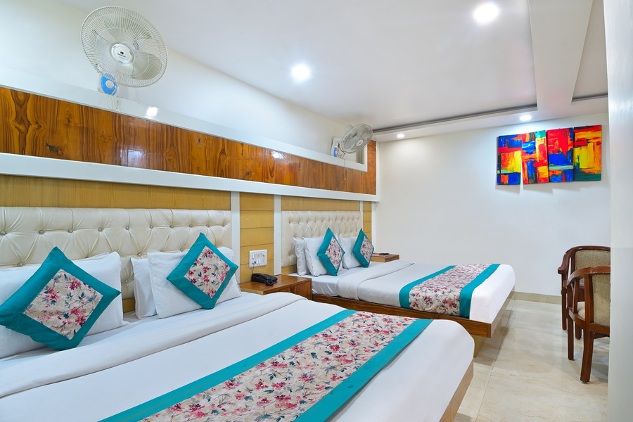 hotel glow inn 3 mins walk from new delhi railway station