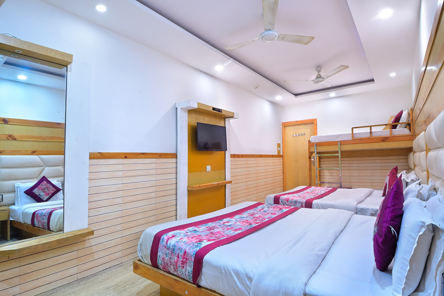 hotel glow inn 3 mins walk from new delhi railway station