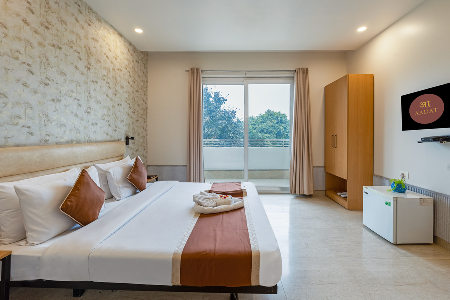 aadat hotel subhash chowk gurgaon