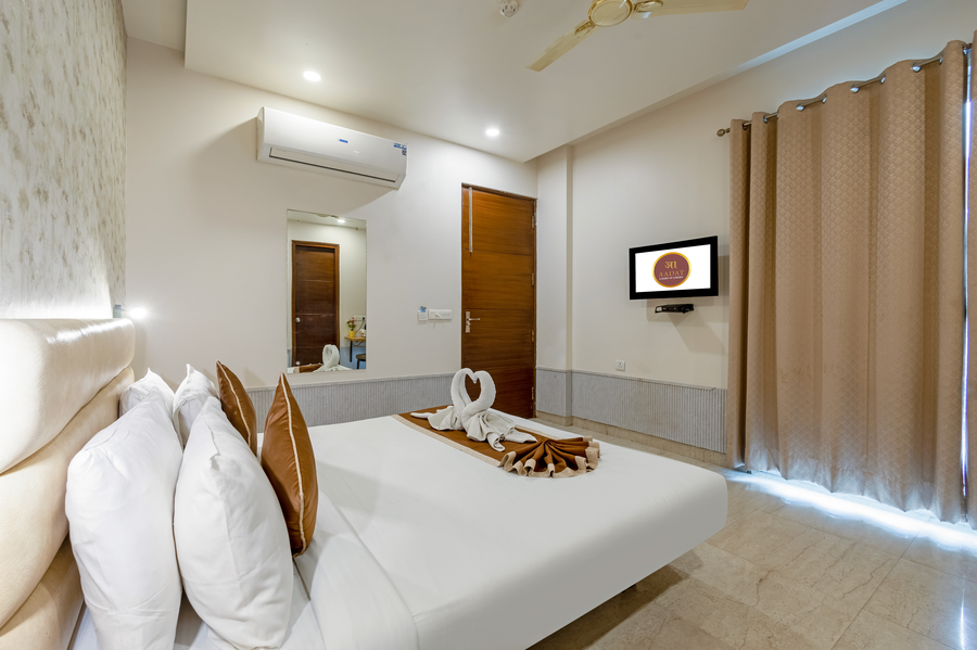 aadat hotel subhash chowk gurgaon