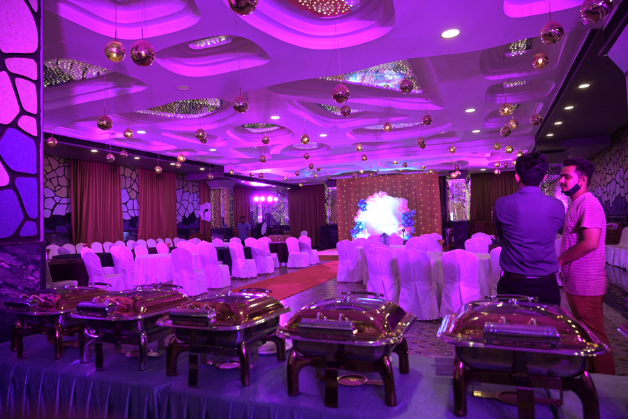 Humming Bird Hotel & Banquet,Anand>>Ahmedabad,4 star