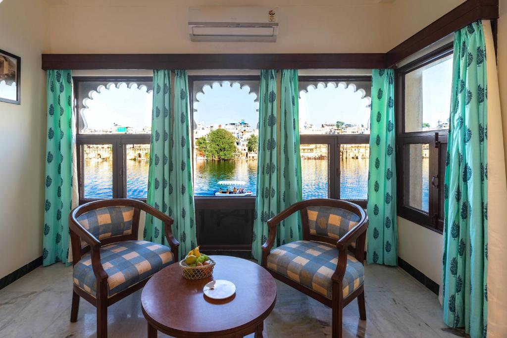 sarovar lake facing boutique hotel on lake pichola