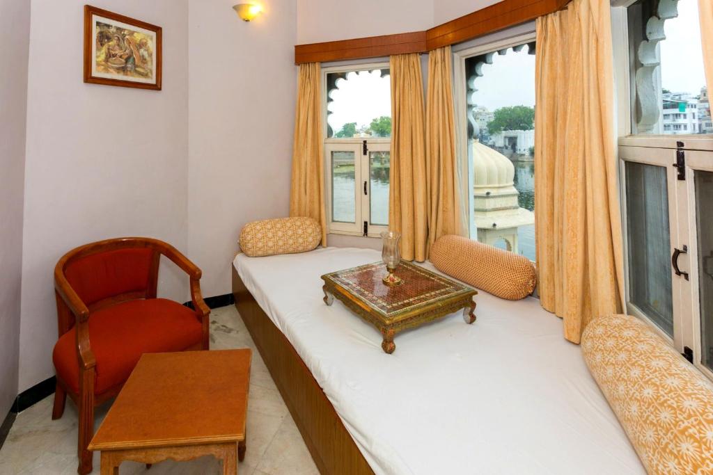 sarovar lake facing boutique hotel on lake pichola