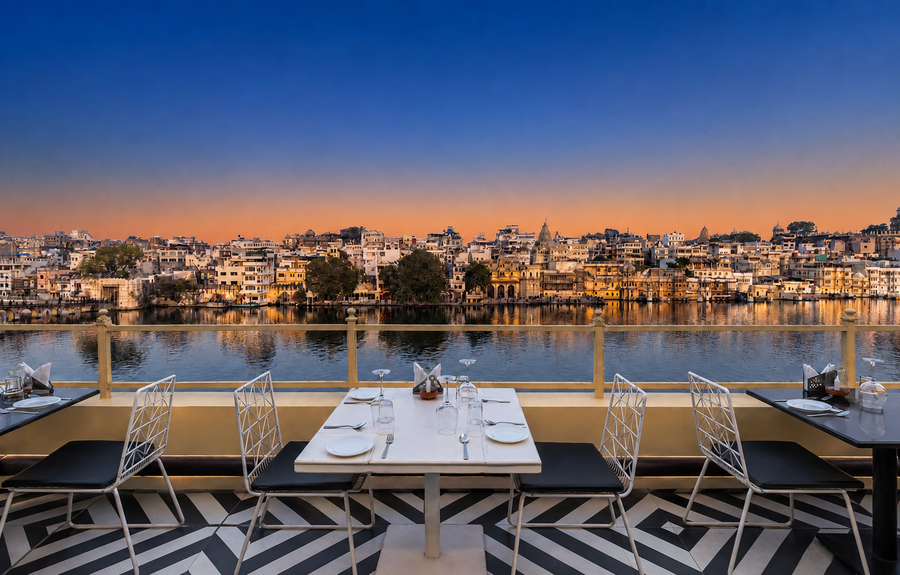 sarovar lake facing boutique hotel on lake pichola