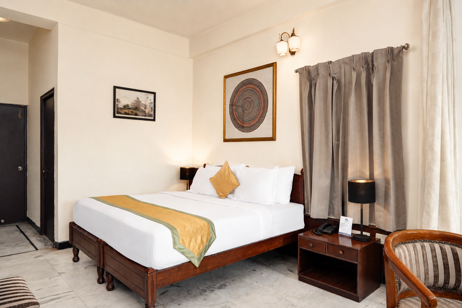 sarovar lake facing boutique hotel on lake pichola