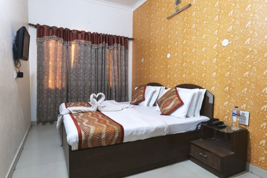 hotel holiday comfort 800 mts from jallianwala bagh