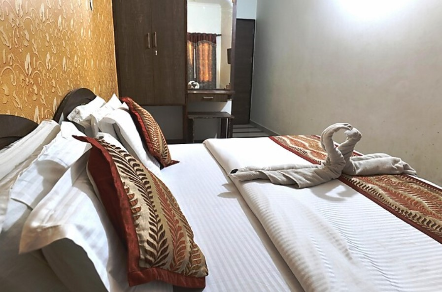 hotel holiday comfort 800 mts from jallianwala bagh