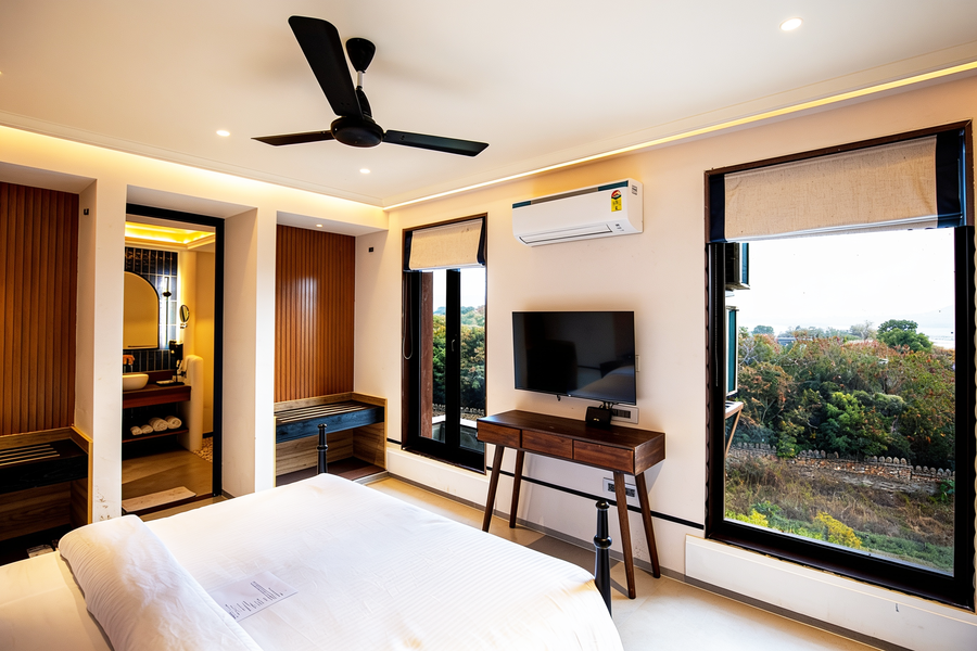 the sierra by the lake