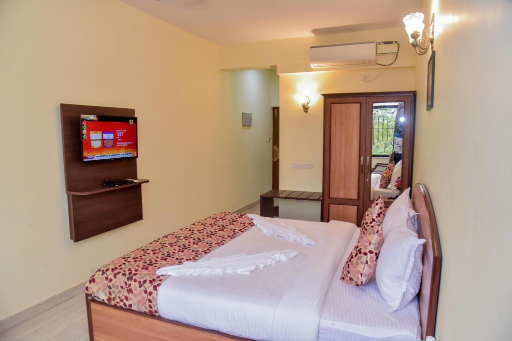 candolim grande resort