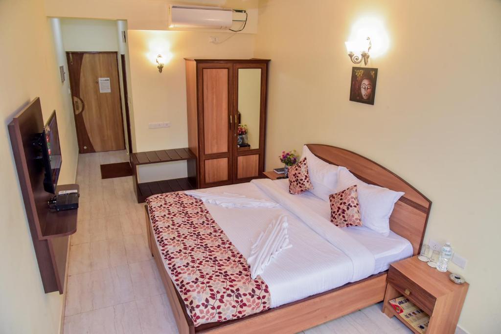 candolim grande resort