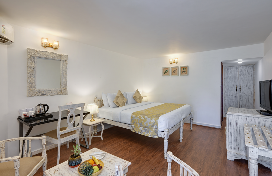 swaroop vilas lake facing boutique hotel