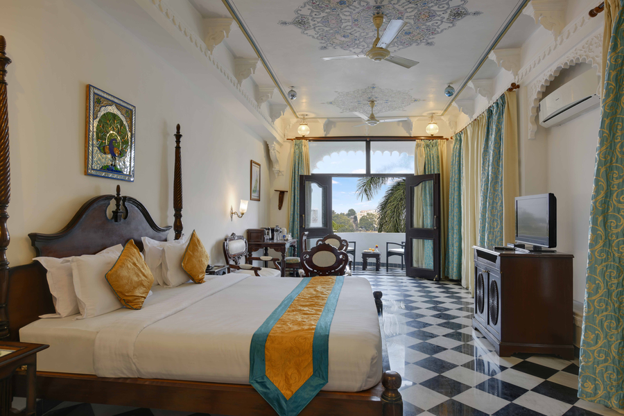 swaroop vilas lake facing boutique hotel