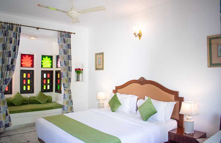 swaroop vilas lake facing boutique hotel