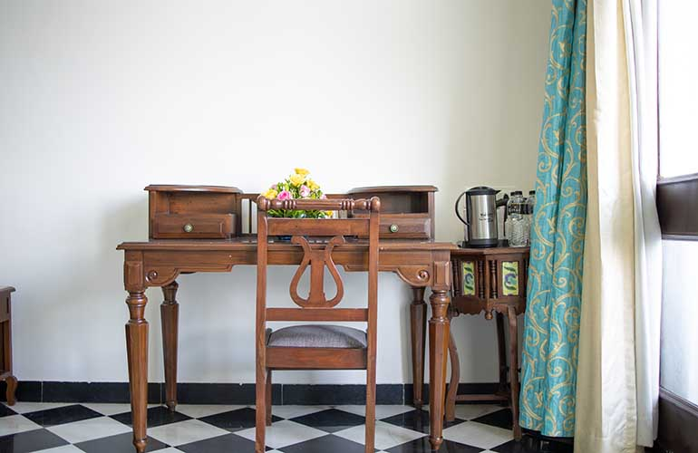 swaroop vilas lake facing boutique hotel